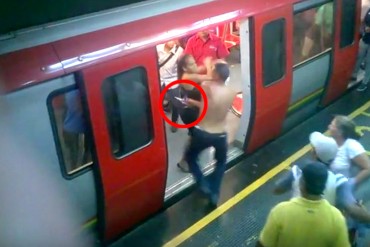¡INCREÍBLE! Así fue la pelea a cuchillo en el Metro de Caracas: La policía ni pendiente (+Video)