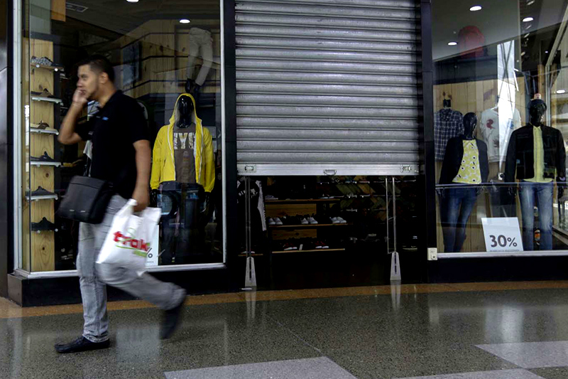 centro-comercial--tienda-cerrada-sin-luz