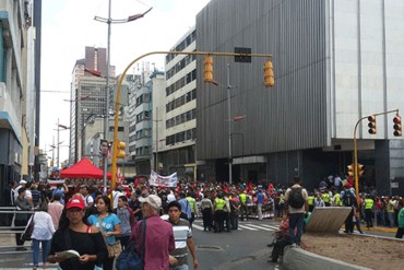 ¡LO ÚLTIMO! Marcha oficialista llega a la Asamblea Nacional lanzando botellas, piedras y palos