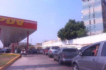 ¡ENTÉRATE! Reportan largas colas en las estaciones de gasolina ante posible anuncio de aumento