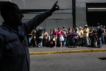 ¡ABSURDO E ILEGAL! Alcalde en Zulia obliga a vender productos regulados solo en consejos comunales