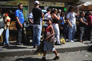 ¡INDIGNANTE! Miles de niños venezolanos dejan de asistir a clases para hacer colas con sus padres