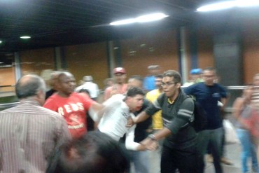 ¡INCREÍBLE! Usuarios del metro casi linchan a ladrón de cartetas en Altamira: Policía ni pendiente