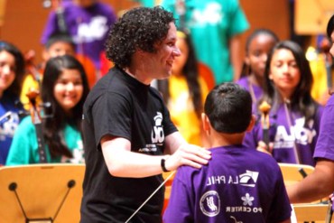 ¡ENTÉRATE! Así llegaron Dudamel y su orquesta de música clásica al Super Bowl (¡En el imperio!)