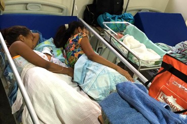 ¡UN PAÍS POTENCIA! Madres y recién nacidos deben compartir camas por crisis hospitalaria (+Foto)