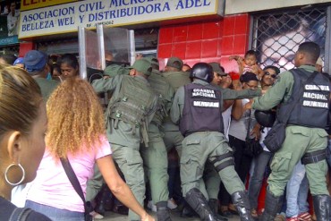 ¡DESASTRE! GNB reprimió a compradores en medio de trifulca en Centro Comercial de Puerto Ordaz