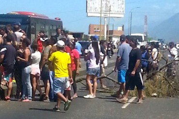 ¡NO SE LA CALAN MÁS! Vecinos trancaron calles en Catia La Mar en protesta por falta de agua (+Fotos)