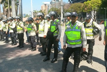 ¡ATENCIÓN! Militarizan Plaza Venezuela por paso de marcha por la salud a la Defensoría del Pueblo