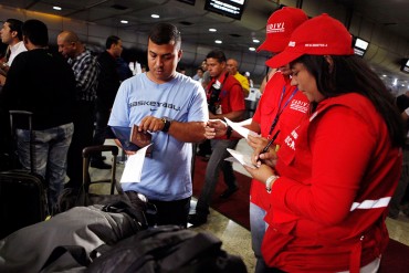 ¡INDIGNANTE! Funcionario del Seniat habría «vendido» al egipcio: Habría visto que traía dólares