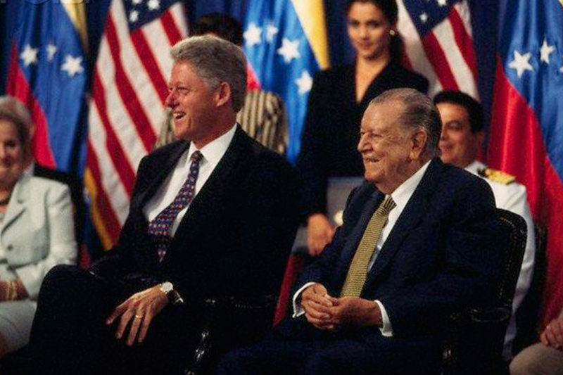 1997, Caracas, Venezuela, Bill Clinton junto a Rafael Caldera / Foto: Taringa.