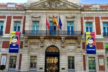 ¡EXIGEN SU LIBERTAD! Cuelgan en sede del Gobierno de Madrid carteles en apoyo a Leopoldo López