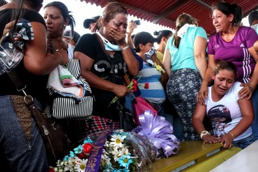 ¡DESGARRADOR! La dolorosa despedida de algunos de los mineros masacrados en Tumeremo (+Fotos)