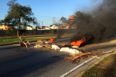 ¡NO SE LA CALAN! Vecinos trancan vía principal de Margarita para exigir agua potable: queman cauchos