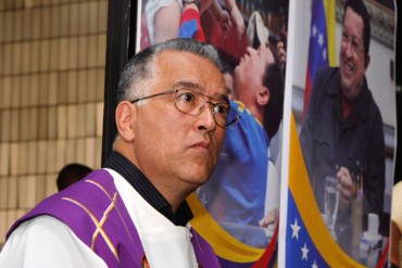 ¡POR FAVOR! Padre chavista Numa Molina califica a trocheros como “bioterroristas” y no lo perdonaron: «Usted es un hombre diabólico con sotana»