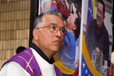 ¡INCREÍBLE! Sacerdote chavista dice que el pueblo está feliz y debe ser agradecido con el gobierno