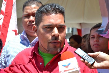 ¡LO ACLARÓ! Concejal chavista asegura que la carnetización del Psuv no tiene «nada que ver» con la distribución de los CLAP