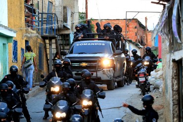 ¡FUERA DE CONTROL! En El Cementerio ofrecen dólares a bandas por cada policía que asesinen