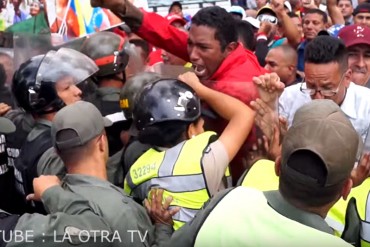 ¡VIDEO INÉDITO! “Esta maldit… Asamblea va a caer»: La histeria de los chavistas a las afueras de la AN