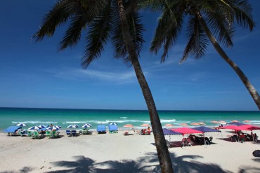 ¡INGENIO VENEZOLANO! Así resuelven en las playas la escasez de efectivo en el país