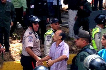 ¡GRANDES COBARDES! Agreden al “Señor del papagayo” durante protesta frente a Corpoelec (Foto+ Video)