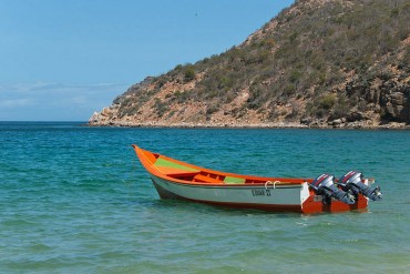 ¡MADRE SUSTO! Rescatan a ocho personas de una lancha a punto de hundirse en Mochima