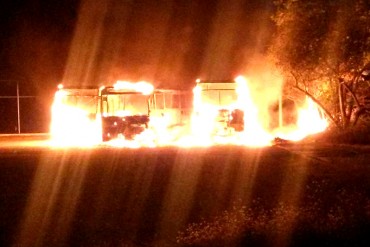 ¡ATENCIÓN! Incendian unidades de transporte de la Universidad de Oriente en Anzoátegui