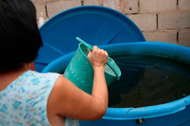 ¡PASA EN VENEZUELA! Cocinan con agua de lluvia y se bañan en quebradas (con aguas negras)