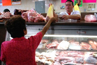 ¡DE INFARTO! Reapareció la carne en los mercados a Bs. 2.000 el kilo (20% del sueldo)