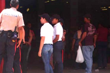 ¡INDIGNANTE! Se pudren kilos de alimentos en supermercado del Zulia tras cierre forzado