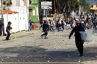 ¡CALLE PRENDIDA! GNB reprimió protesta de estudiantes en Mérida con lacrimógenas y perdigones