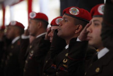 ¡UNAS JOYITAS! Detienen a dos miembros de la Guardia de Honor tras atraco cerca de Miraflores