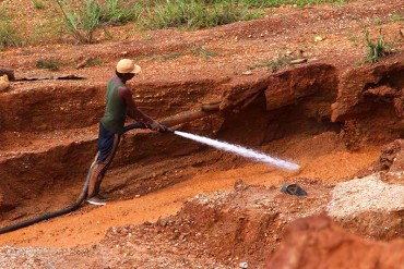 ¡SINIESTRO! Minero sobreviviente confirma que algunas de las víctimas fueron «cortadas con motosierra»