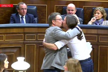 ¡USTED LO VIO! El beso de Pablo Iglesias de Podemos y Xavier Domènech que estalló las redes (Video)