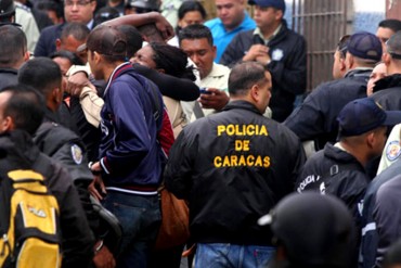 ¡FATAL! Delincuentes asesinaron y quemaron a efectivo de Policaracas en El Cementerio