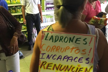 ¡GENIAL! La nueva forma de protesta en las colas del país: Carteles colgados para exigir la renuncia