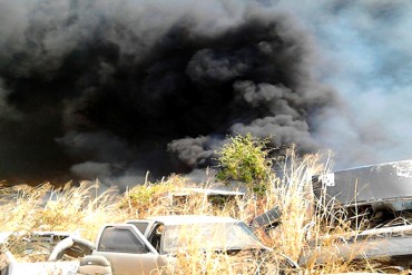 ¡FATAL! Incendio consumió 300 vehículos en estacionamiento de Tránsito Terrestre en La Victoria