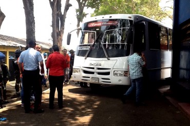 ¡OBRA DE LOS ROJOS! Rompen vidrios de autobús donde viajaban mujeres hacia Caracas