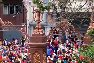 ¡ATENCIÓN! Chavistas violentos amenazan con entrar por la fuerza y «tumbar» la Asamblea Nacional