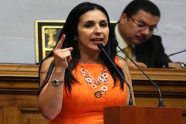 ¡HASTA CON EL TOBO! Diputada Sonia Medina barre el piso con la bancada oficialista (+Video)