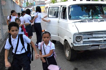 ¡SOLO EN VENEZUELA! Bajaron a niños del transporte escolar para robar el vehículo