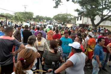 ¡EL GOBIERNO NO DA LA CARA! Familiares de mineros en Tumeremo continúan protestando este lunes