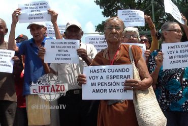 ¡PARTE EL ALMA! Abuelitos de Valencia trancaron las calles exigiendo sus bonos de alimentación