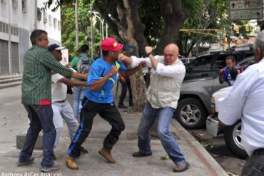 ¡ÚLTIMA HORA! Chavistas agreden violentamente a Chúo Torrealba durante protesta (+Video)