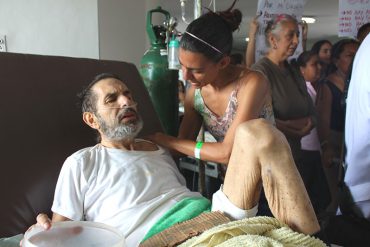 ¡PASA EN REVOLUCIÓN! Pacientes deben limpiar hospital en Barcelona por falta de personal