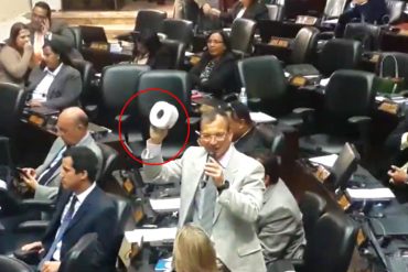 ¡ENTÉRATE! Diputado de la MUD le lanzó un papel toilet a la bancada chavista (+Video)