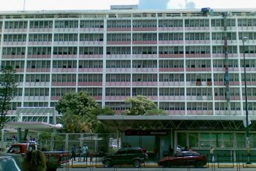 ¡SIGUES LAS VIOLACIONES! Amenazan a médicos de la maternidad con llevar a colectivos si protestan