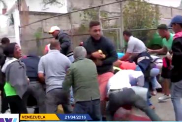 ¡HAY HAMBRE! El pueblo «se mata» por unas cebollas y exige a gritos salir de Maduro (+Video)