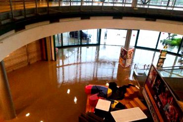 ¡PALO DE AGUA! Desalojaron el centro comercial Sambil Valencia tras fuerte inundación (+Fotos)