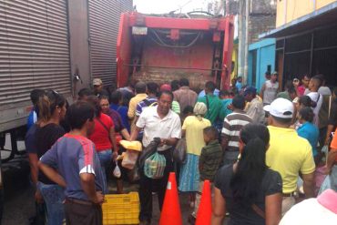 ¡AUNQUE USTED NO LO CREA! Saquean camión de basura buscando comida descompuesta