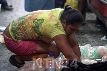 ¡VTV NO LO CUENTA! Venezolanos buscan comida en la basura por altos precios y escasez